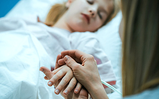 Koniec z płaceniem za czuwanie przy łóżku chorego dziecka w szpitalu. „Obecność bliskich wpływa korzystnie na proces leczenia”